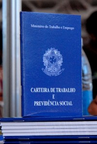 Taxa de desemprego fica praticamente estável em setembro - Mas é a menor em 10 anos carteira de trabalho